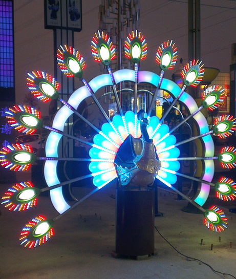 孔雀開(kāi)屏景觀燈亮燈實(shí)景圖片