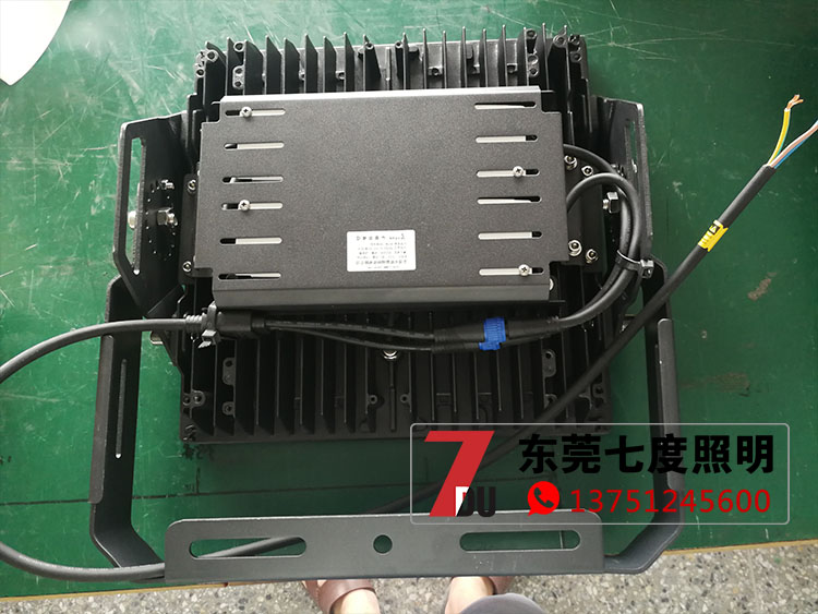 戶外大功率模組式LED投光燈400W背面接線頭實(shí)拍圖片