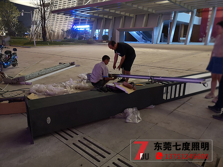 戶外廣場園林景觀燈柱安裝現(xiàn)場實(shí)拍