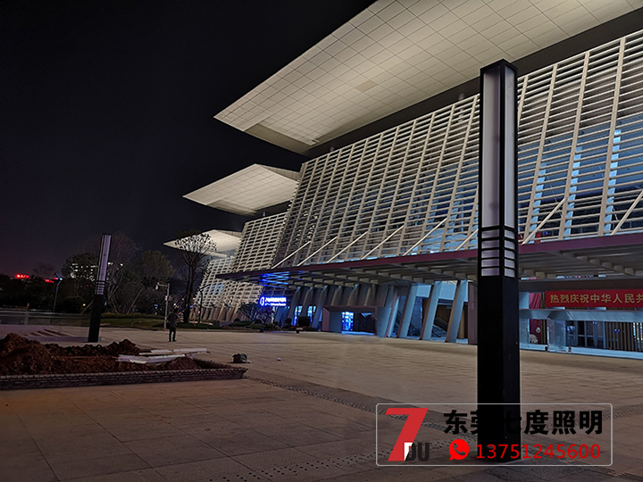 東莞市民服務(wù)中心中心廣場方形景觀燈柱安裝效果圖片