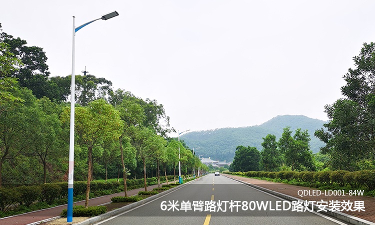 6米單臂路燈桿上裝80WLED平板路燈頭安裝實景效果